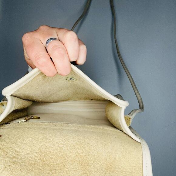 Vintage COACH Cream USA 90s Christie Bone Leather Envelope Flap Crossbody Bag - Picture 5 of 10